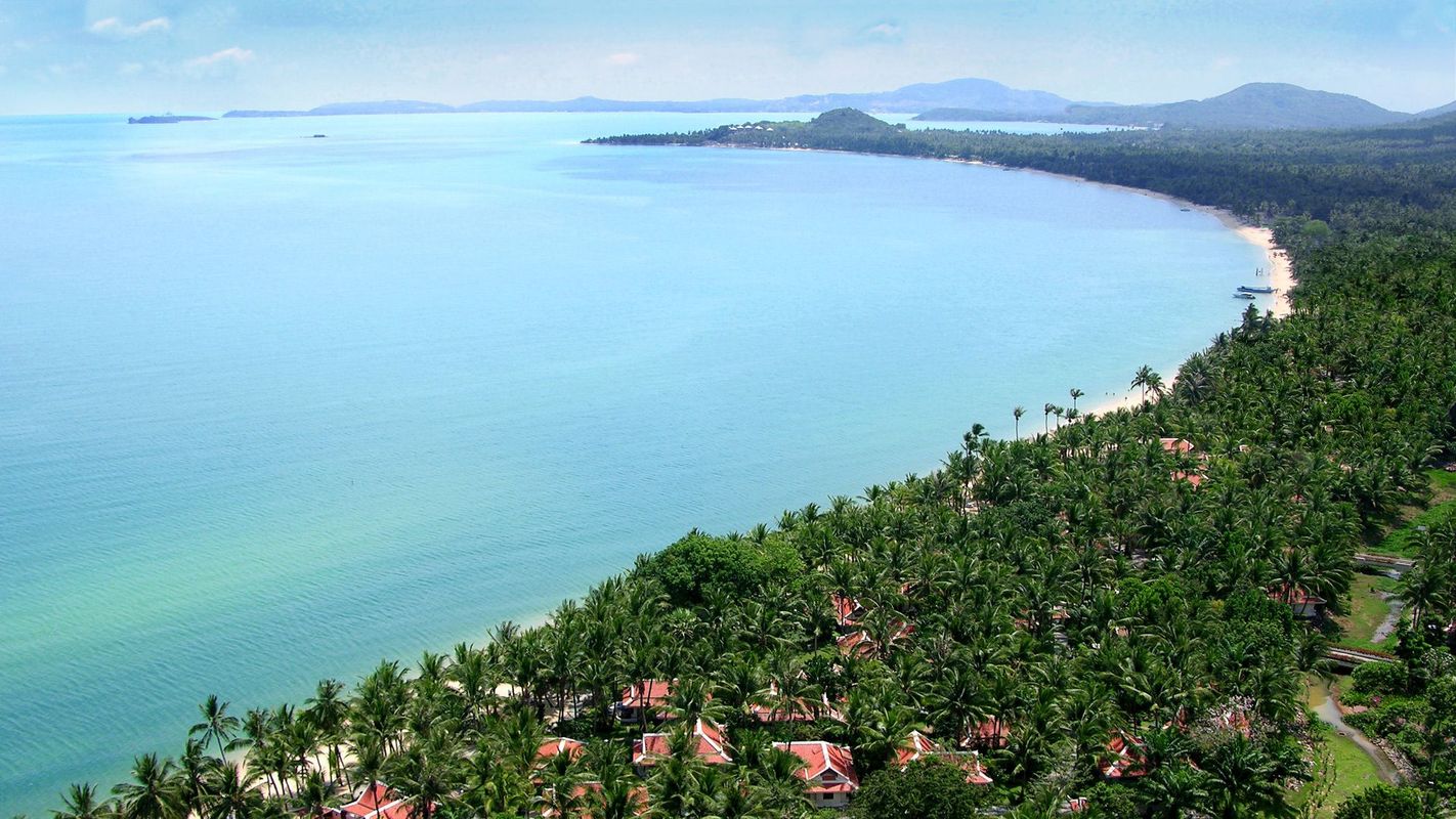 Udsigt over det krystalklare hav, strandene og det frodige landskab på Koh Samui i Thailand