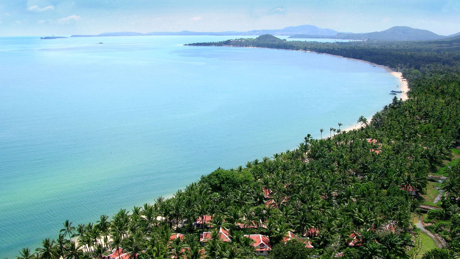 Udsigt over det krystalklare hav, strandene og det frodige landskab på Koh Samui i Thailand