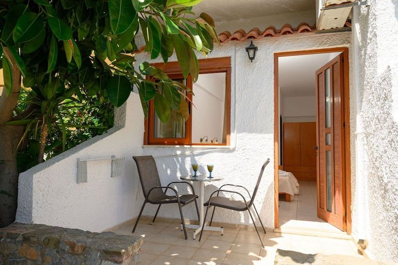 Adonis Hotel - Image 4