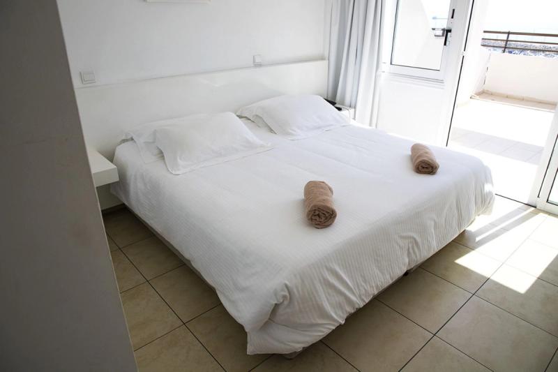 Sun Hall Beach Hotel Apts - Image 8