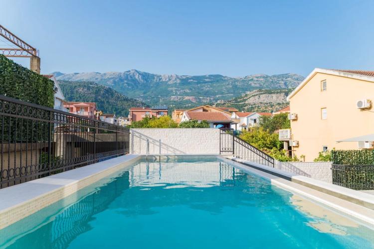 Reis til Montenegro og bo på Hotel Kadmo som tilbyr et svømmebasseng og en hyggelig restaurant.