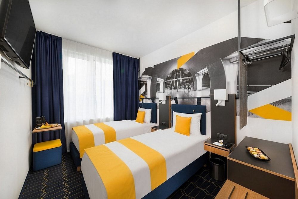D8 Hotel - Image 1