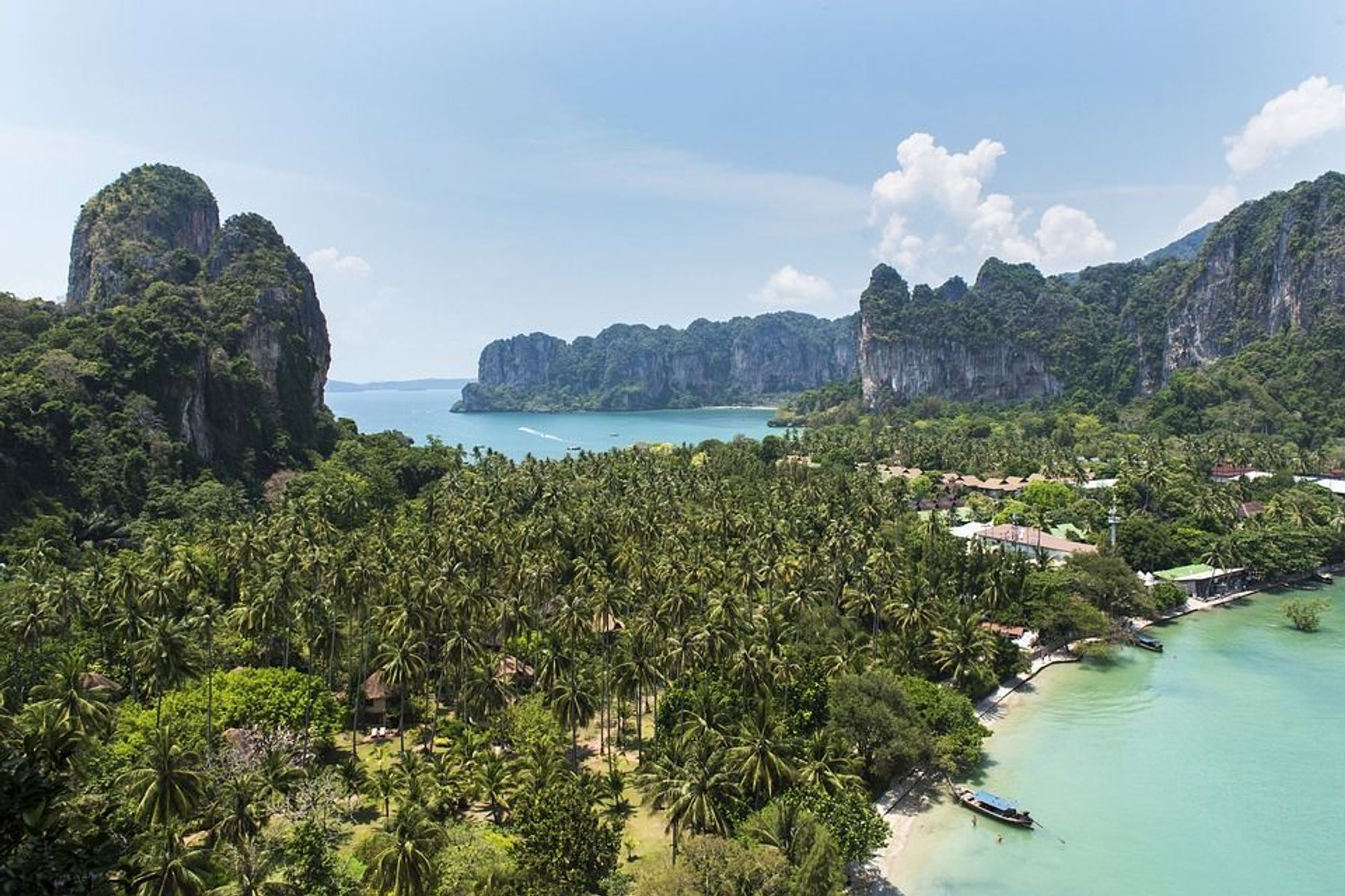 Utsikt over det grønne, frodige landskapet, havet og hvite strender i Railay Beach i Krabi, Thailand