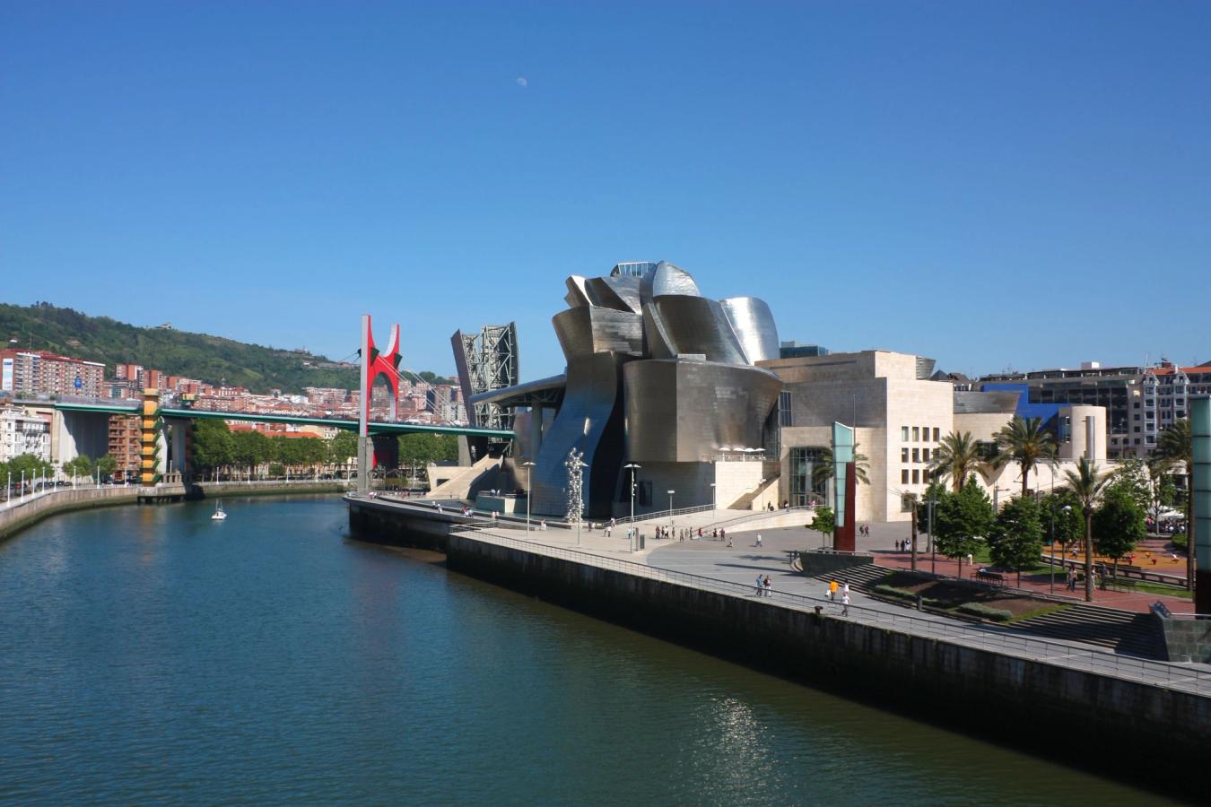 Guggenheim-museet i Bilbao med sin särpräglade arkitektur, där det mesta ser ut att vara olika stålfasader och konstruktioner. Museet ligger längs floden som rinner genom Bilbao på Costa Vasca