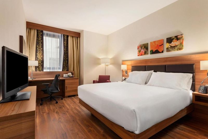 Hilton Garden Inn Sevilla - Image 4
