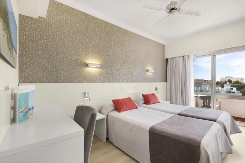 Metropolitan Playa Hotel - Image 2
