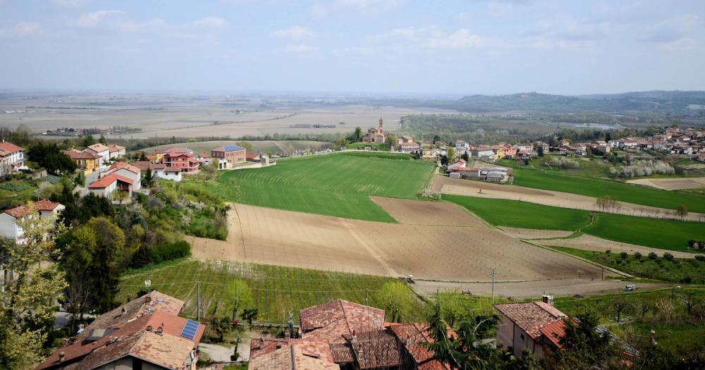 Utsikt över Camino och det vackra landskapet i Piemonte