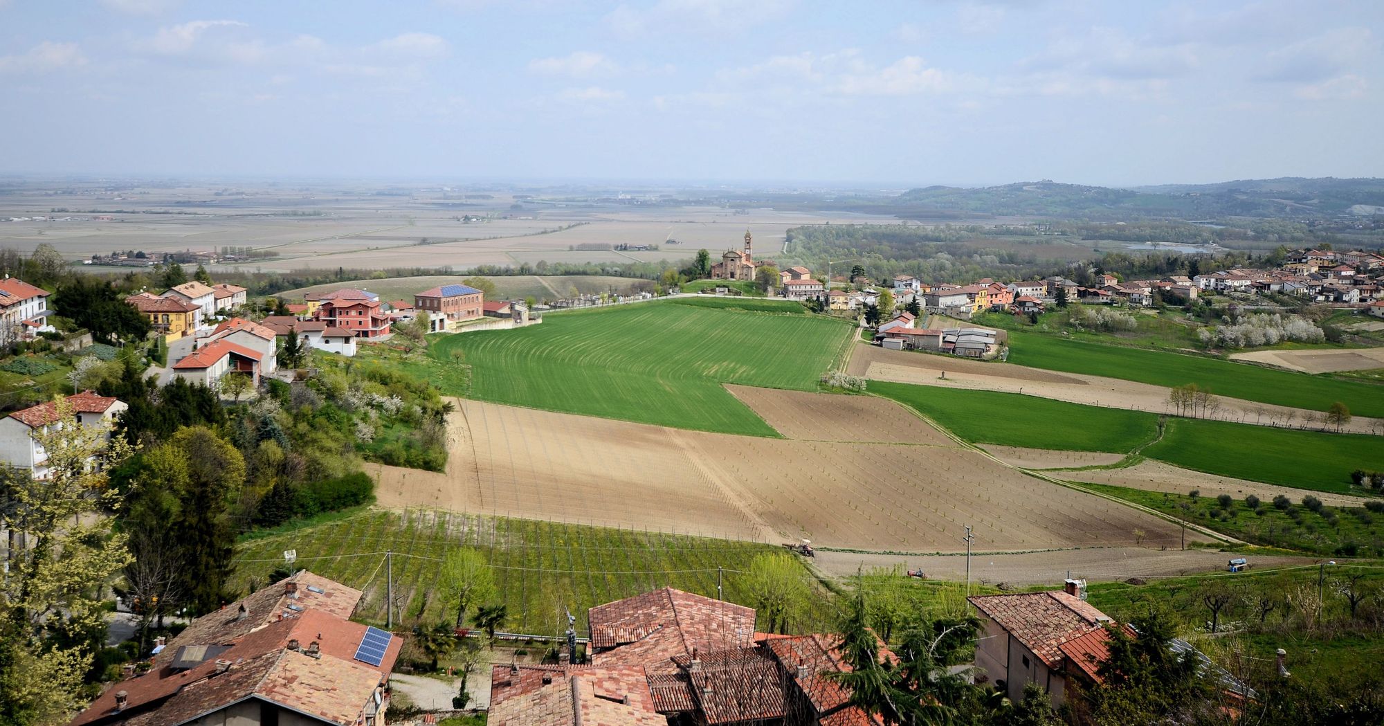 Utsikt över Camino och det vackra landskapet i Piemonte