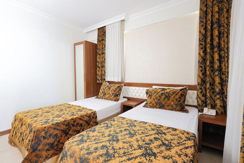 The Corner Park Hotel - Image 3