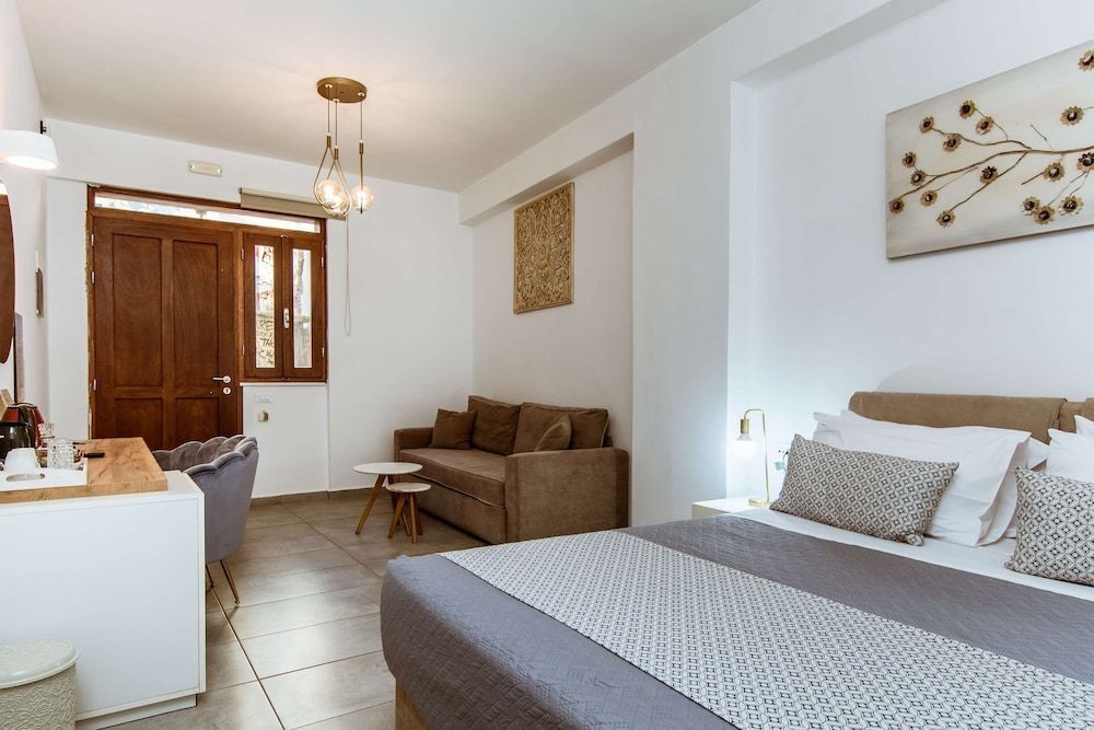 Deluxe Hotel - Image 10