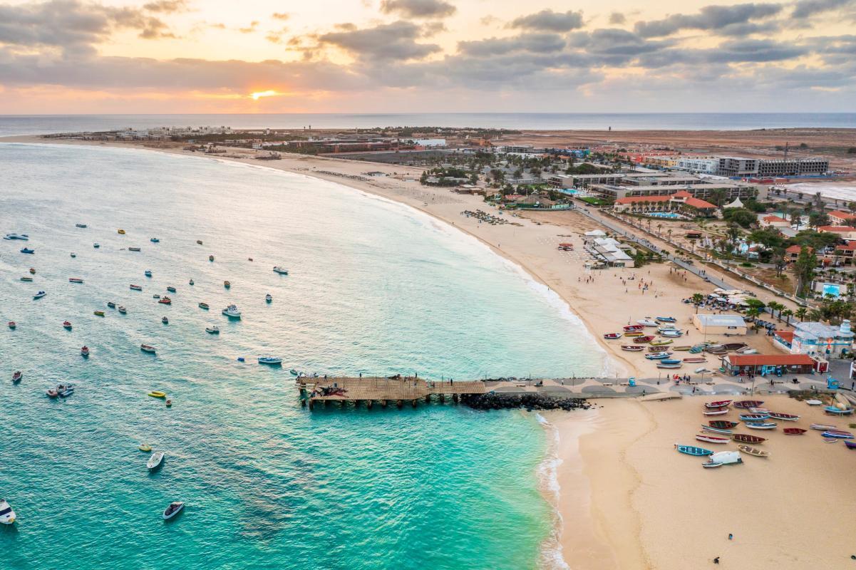 Udsigt over byen, stranden og det turkisblå hav i Santa Maria på Kap Verde