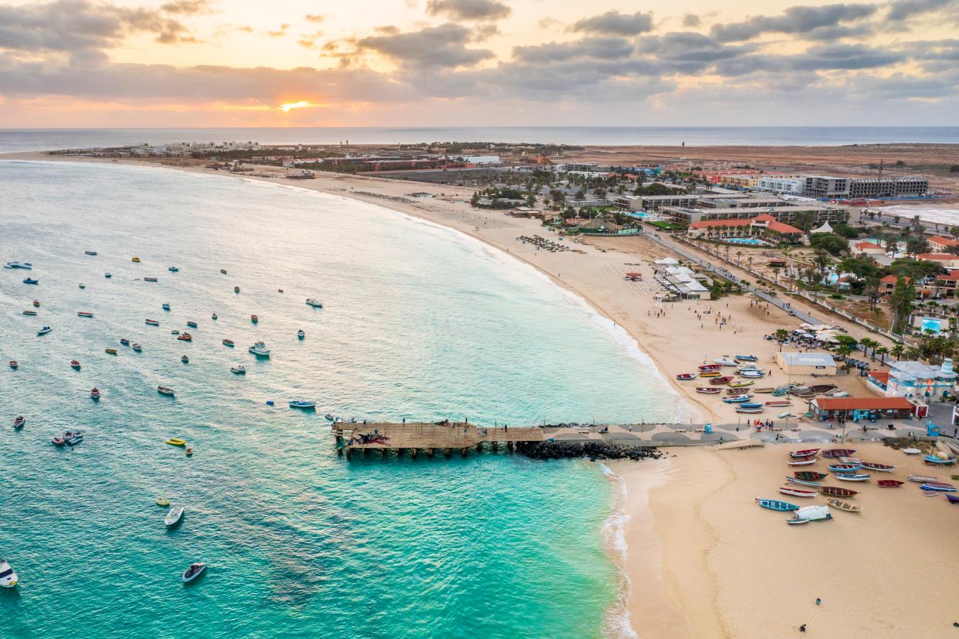 Udsigt over byen, stranden og det turkisblå hav i Santa Maria på Kap Verde