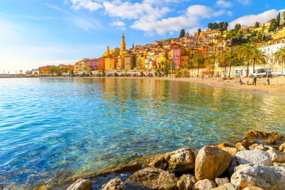 Billedet viser Les Sablettes Beach i byen Menton langs den franske riviera. 