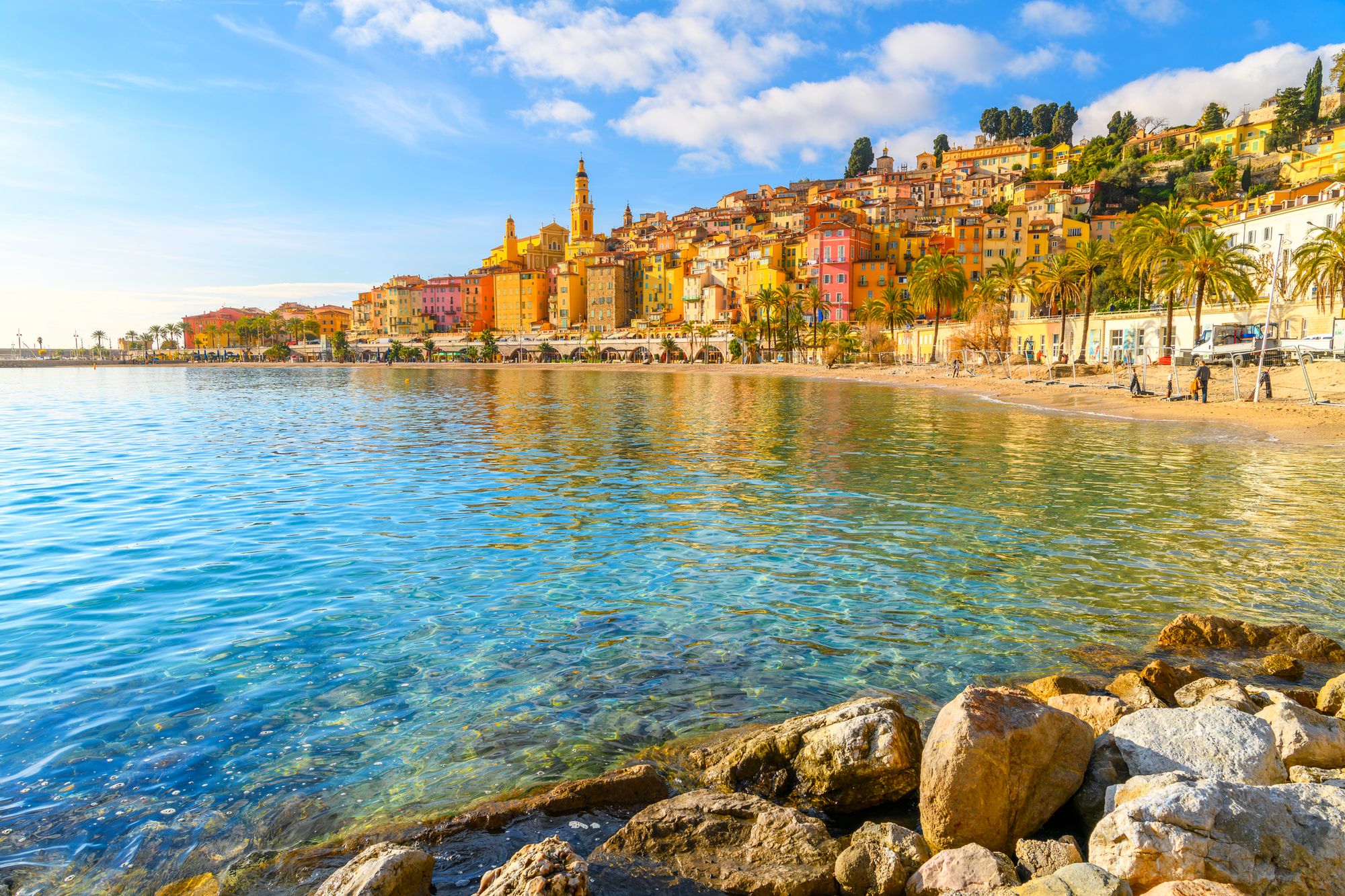 Billedet viser Les Sablettes Beach i byen Menton langs den franske riviera. 