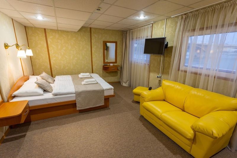 Grand Jules - Boat Hotel - Image 6