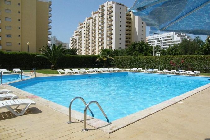 På lägenhetshotellet Apartamentos Castelos da Rocha bor du nära stranden i Portimao i Portugal