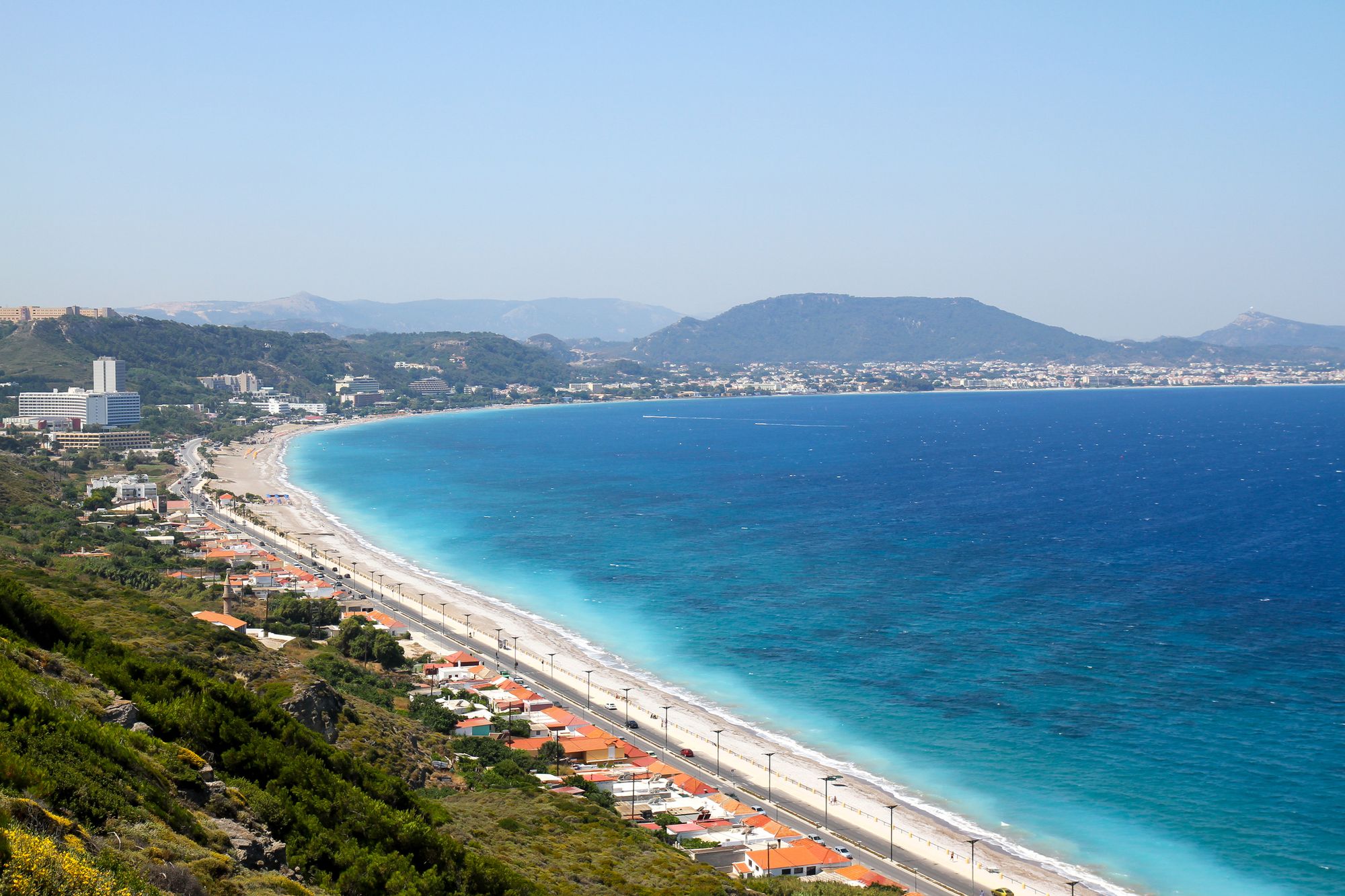 Bildet viser kystlinjen av Kritika på nordspissen av Rhodos, med Rhodos by, Ixia og Ialyssos.