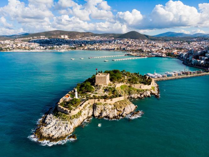 Utsikt over Kusadasi og den historiske dueøya med festning fra osmanske riket i Tyrkia 