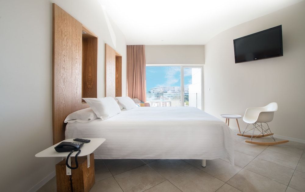 Higueron Hotel Malaga, Curio Collection by Hilton - Image 4