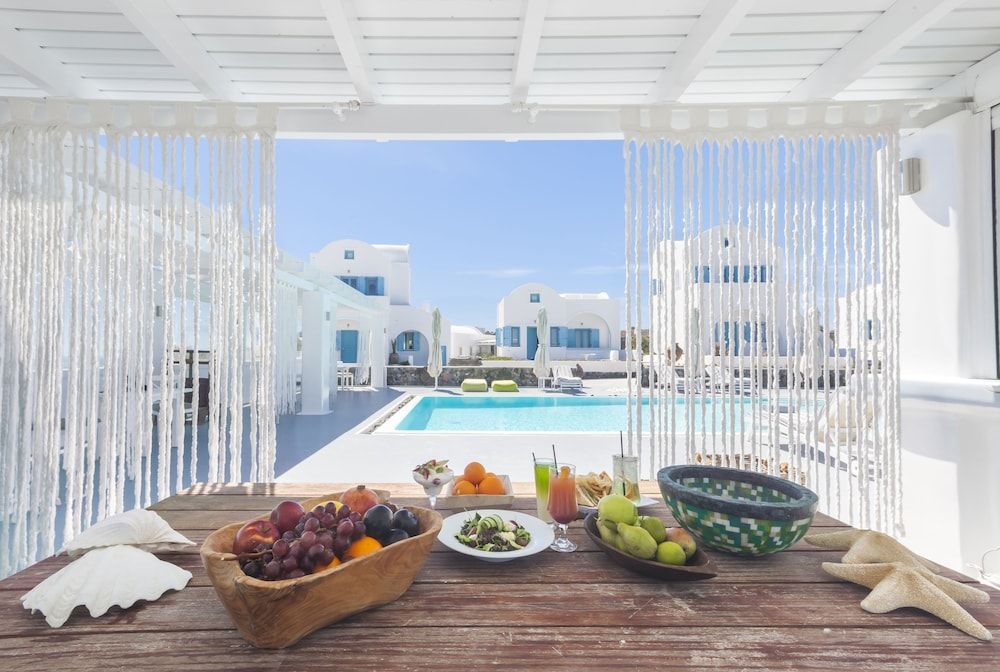På Kalestesia Suites, Santorini kan du få något gott att äta och dricka, vid den lilla baren som ligger i anslutning till den sköna poolen.