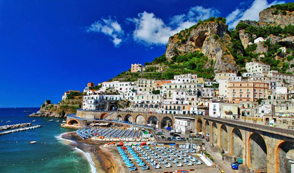 Utsikt över stranden och medeltida staden Atrani vid Amalfikusten i Italien