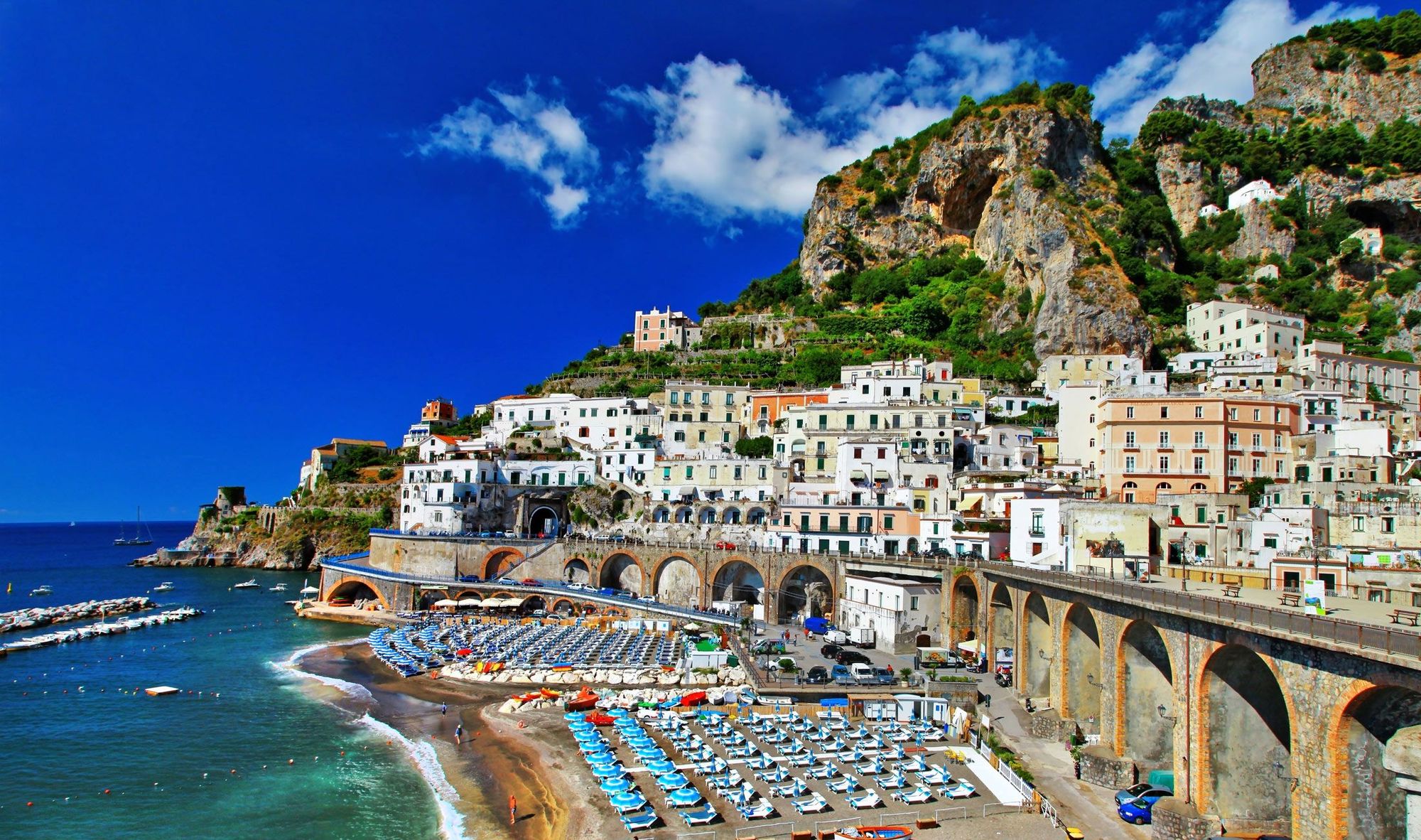 Utsikt över stranden och medeltida staden Atrani vid Amalfikusten i Italien