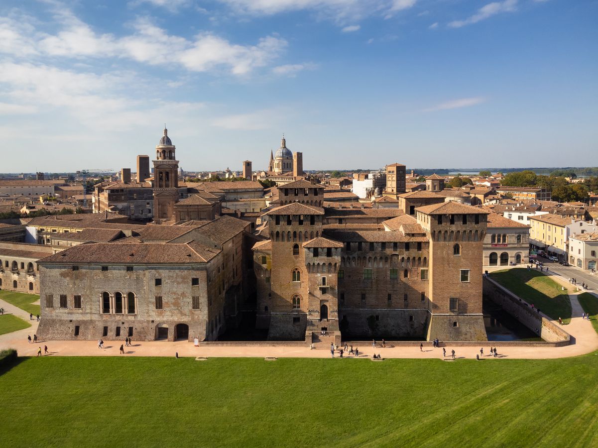 Utsikt över medeltida staden Mantova i Lombardiet