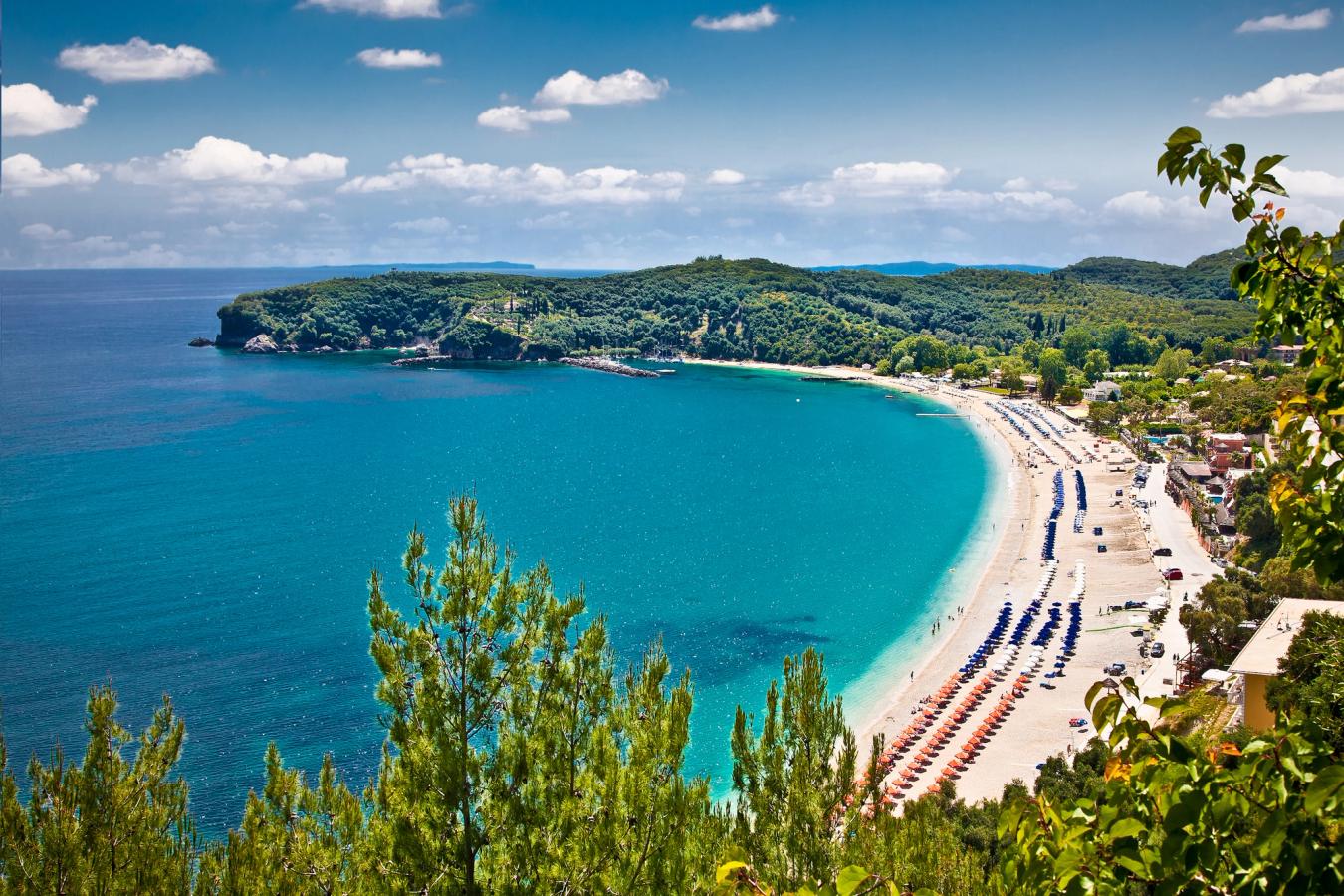 Utsikt över den barnvänliga Valtos-stranden i Parga