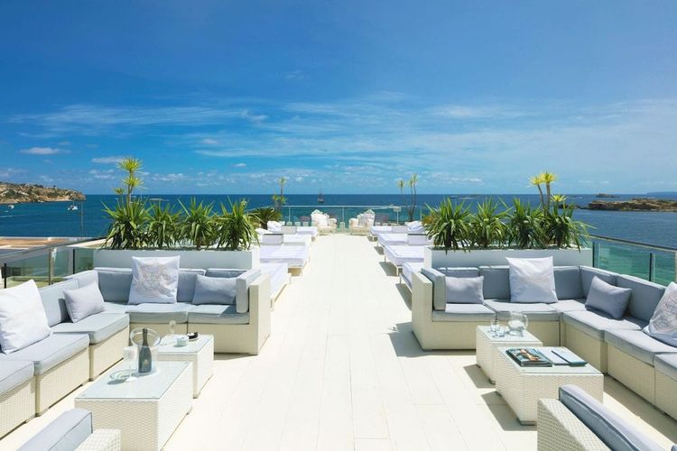 Fra takterrassen til Hotel MiM Ibiza Es Vive har du en utrolig utsikt over havet og Ibiza by.