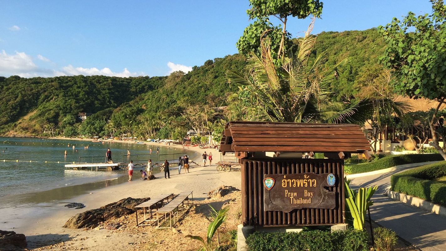 Utsikt över stranden Ao Prao beach och gröna kullar på Koh Samet i Thailand