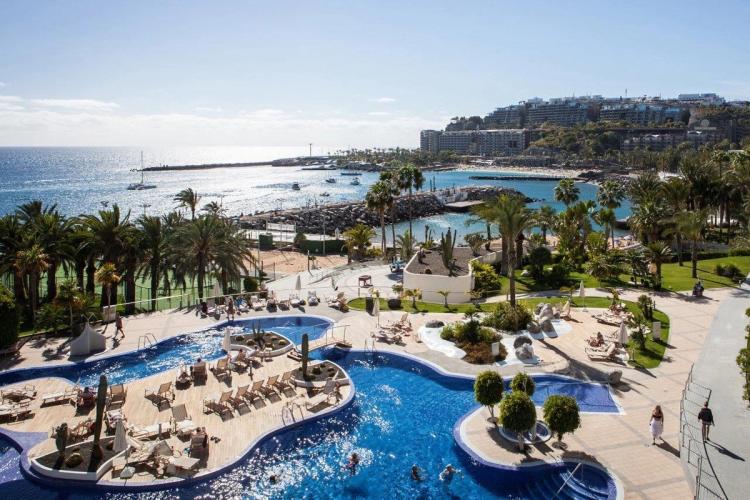 Radisson Blu Resort ligger i et paradis i Arguineguin på Gran Canaria, mellom to strender og med tilgang til et basseng.