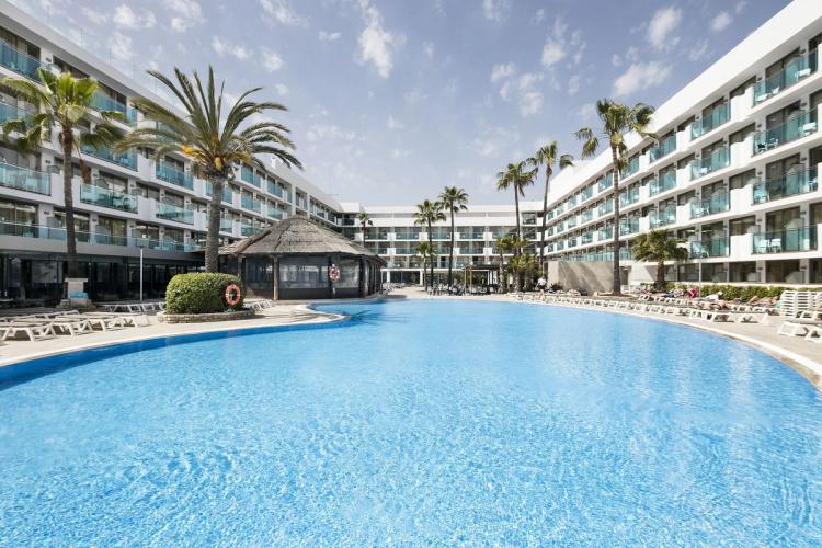 Best Maritim ligger med havet som nærmeste nabo ved Cambrils sør for Barcelona. Det er et stort bassengområde for både barn og voksne.