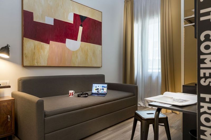 Up Hotel - Image 4