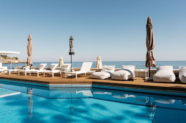 På Peradi Beach Hotel kan du nyte late dager med utsikt over havet utenfor Rethmnon på Kreta.