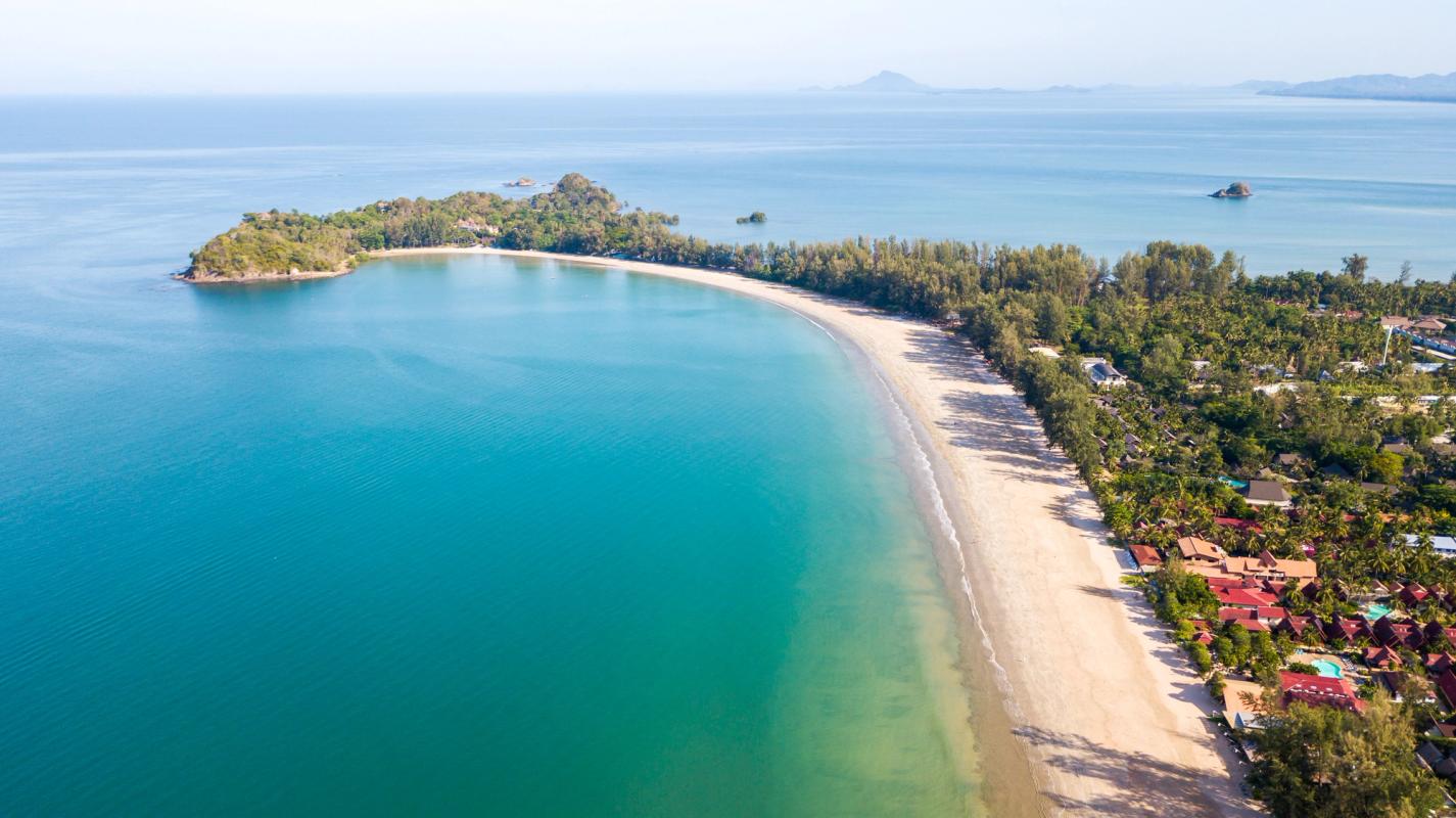 Utsikt över den fantastiska stranden Klong Dao Beach på Koh Lanta i Thailand
