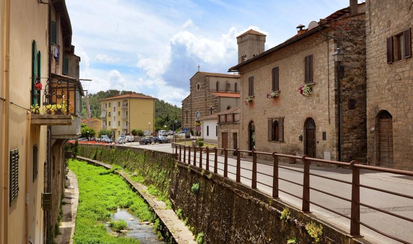 Utsikt över en gata med gamla tegelhus i den historiska staden Gaiole in Chianti i Toscana, Italien