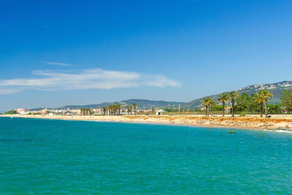 Utsikt over stranden i Santa Susanna på Costa Brava i Spania