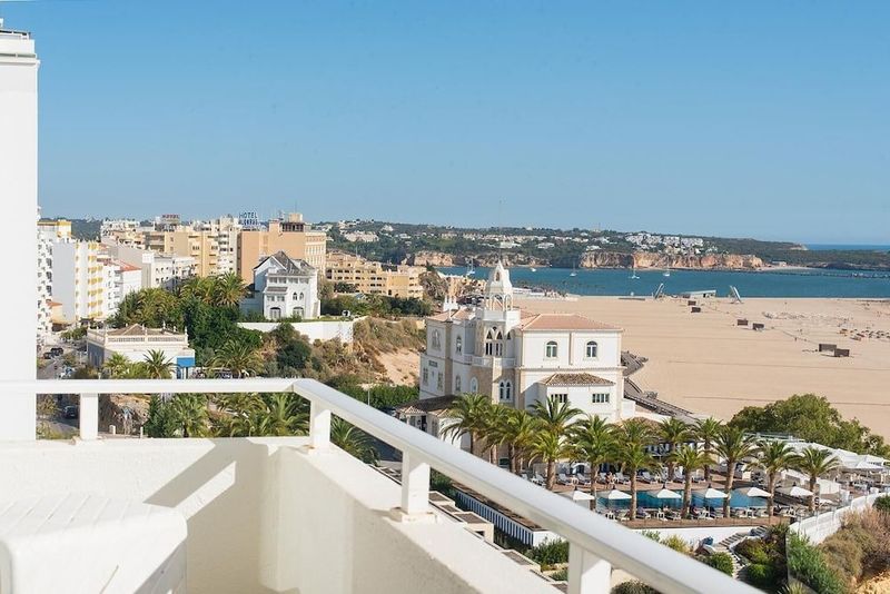 Hotel Avenida Praia - Image 1