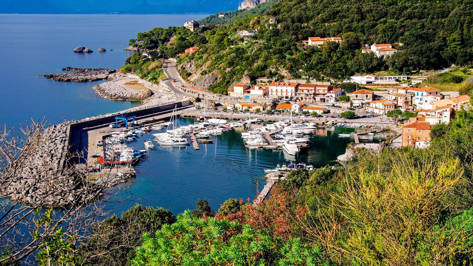 Utsikt over byen og havnen i Maratea i Basilicata-regionen sør i Italia