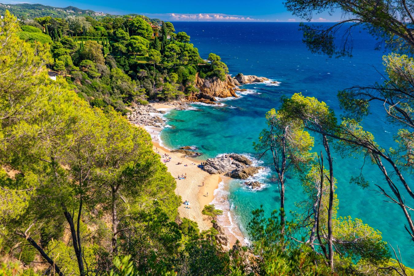 Utsikt over den vakre Cala Boadella stranden i Lloret de Mar på Costa Brava
