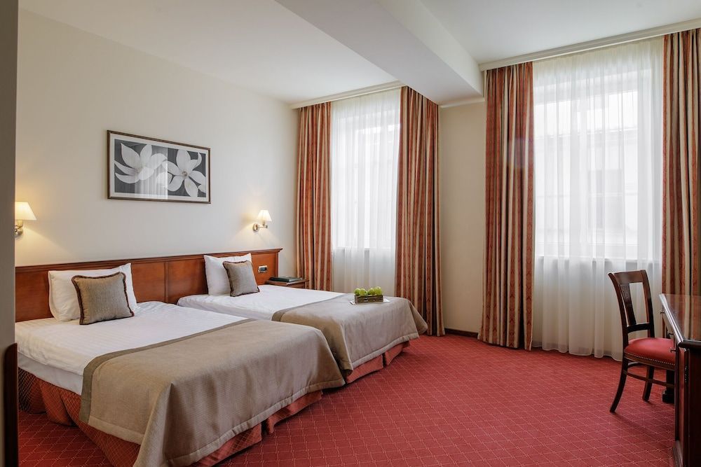 National Hotel - Image 4