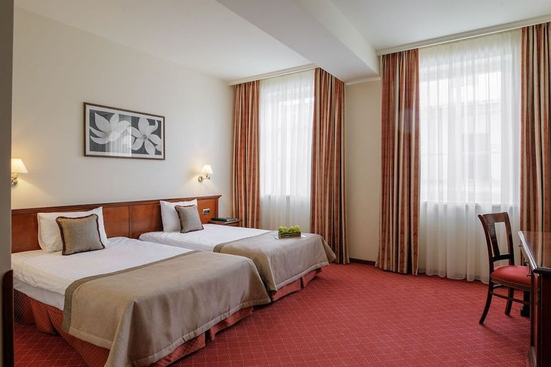 National Hotel - Image 4