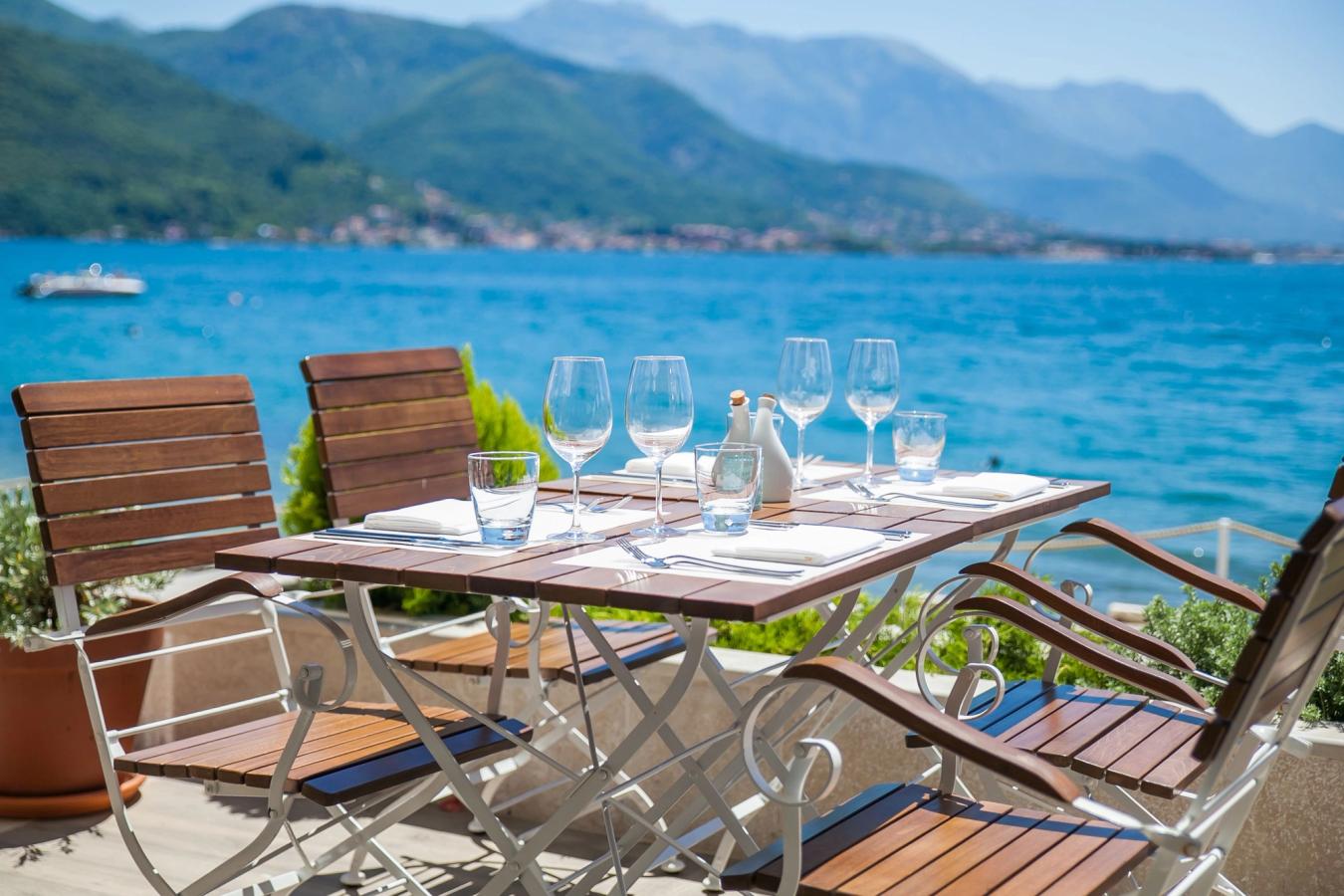 Nyt et deilig måltid med utsikt over Kotorbukta i Herceg Novi