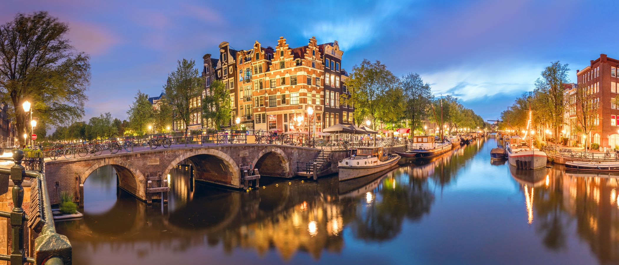 Kveldsbilde fra gamle historiske Amsterdam sentrum