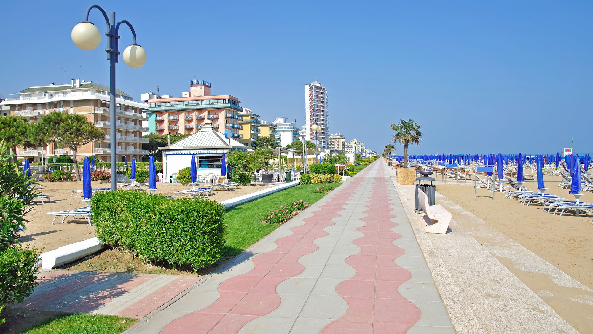 Utsikt over den flotte strandpromenaden og stranden i Lido di Jesolo i Italia