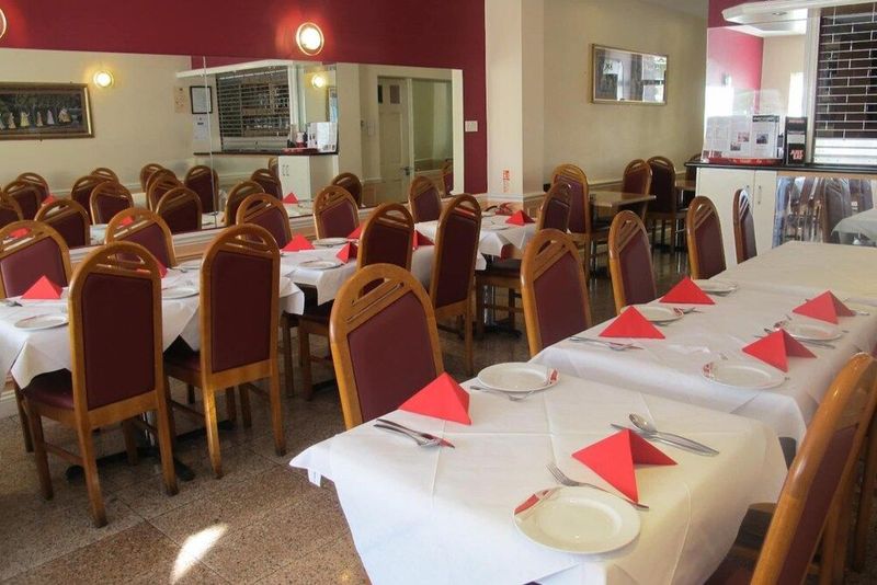 OYO Bostons Manor Hotel - Image 4
