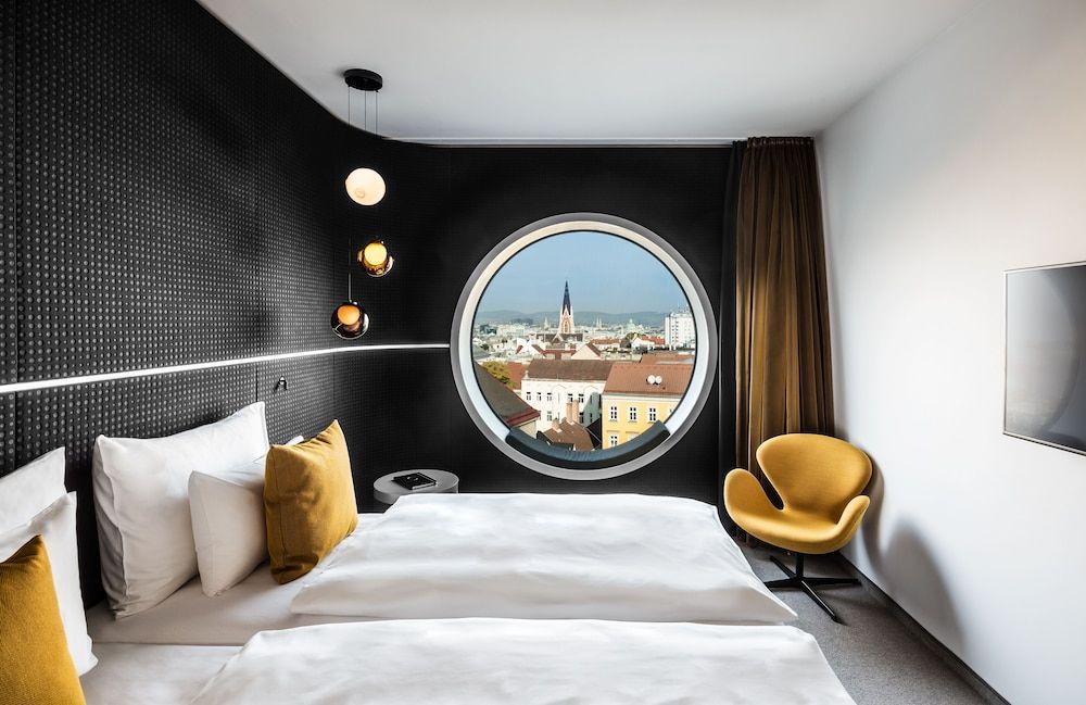MOOONS Wien - Image 1