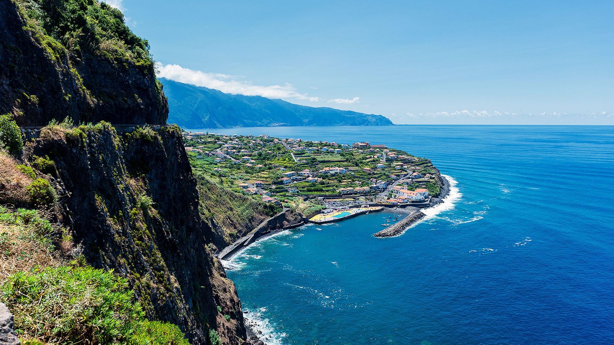 Utsikt over havet og Ponta Delgada på Madeira