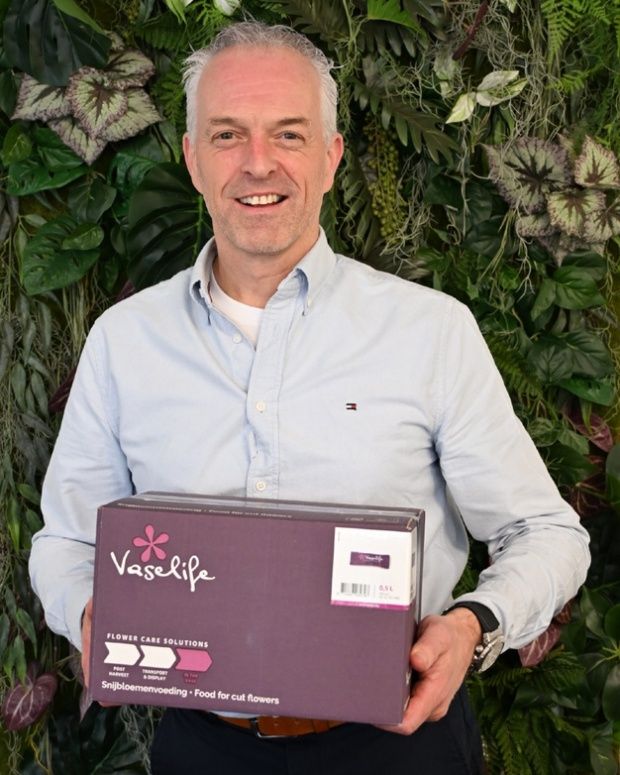 Victor Kruidenier holding a box of Vaselife flower food