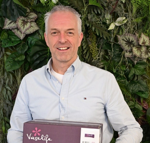 Victor Kruidenier holding a box of Vaselife flower food